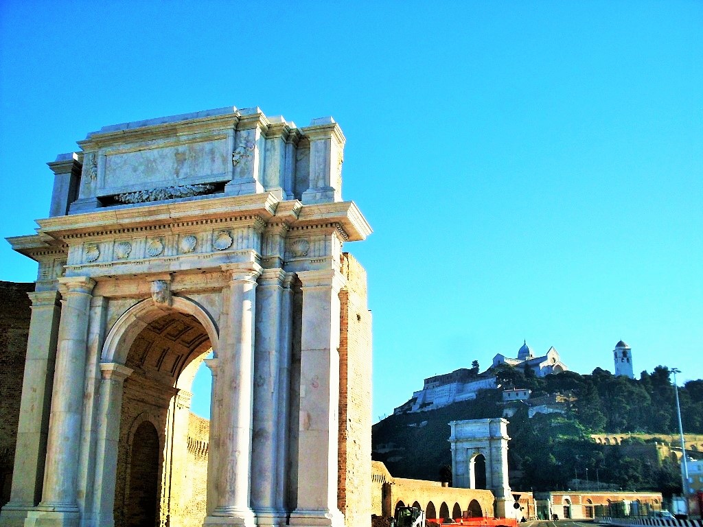 Arco Clementino és Arco di Traiano Ancona kikötőjében