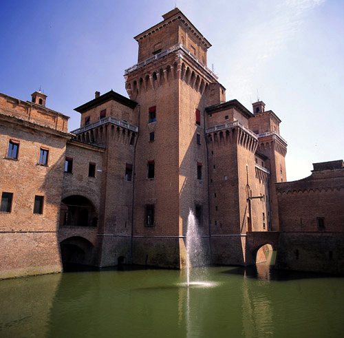 Castello Estense vizesárokkal Ferrarában
