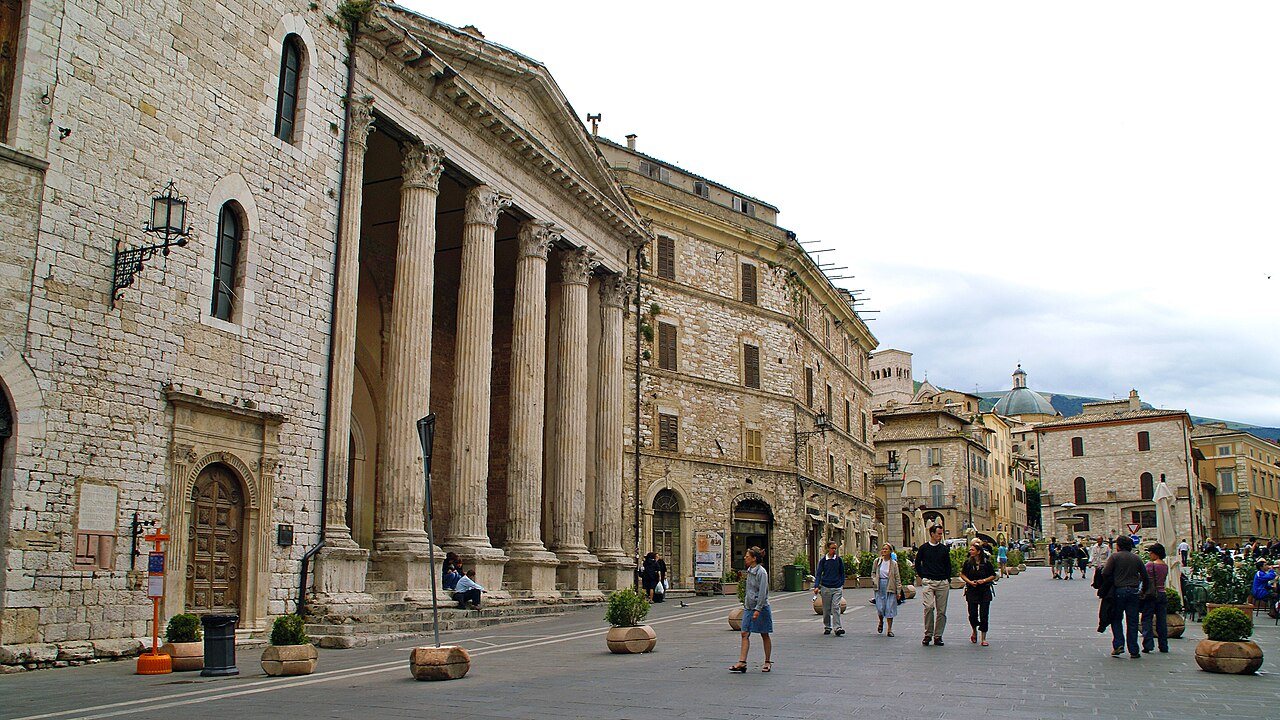Piazza del Comune és Tempio di Minerva Assisiben