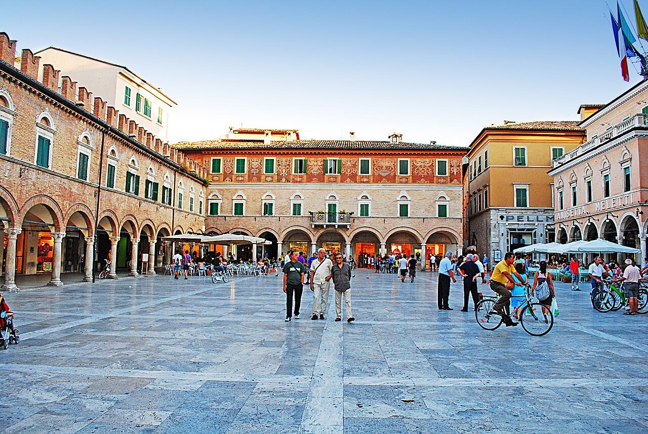 Piazza del Popolo Ascoli Picenóban