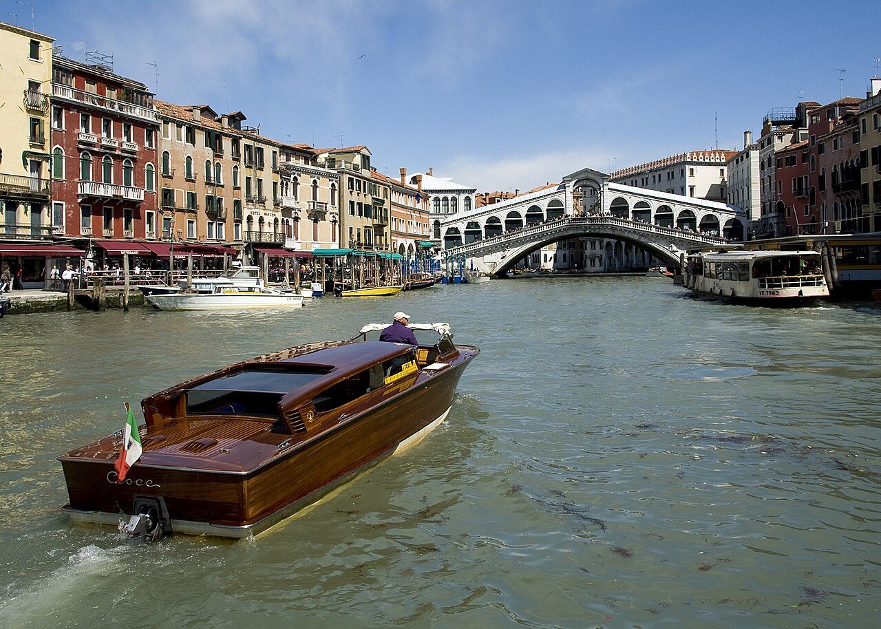 Rialto-híd a Canal Grandén Velencében