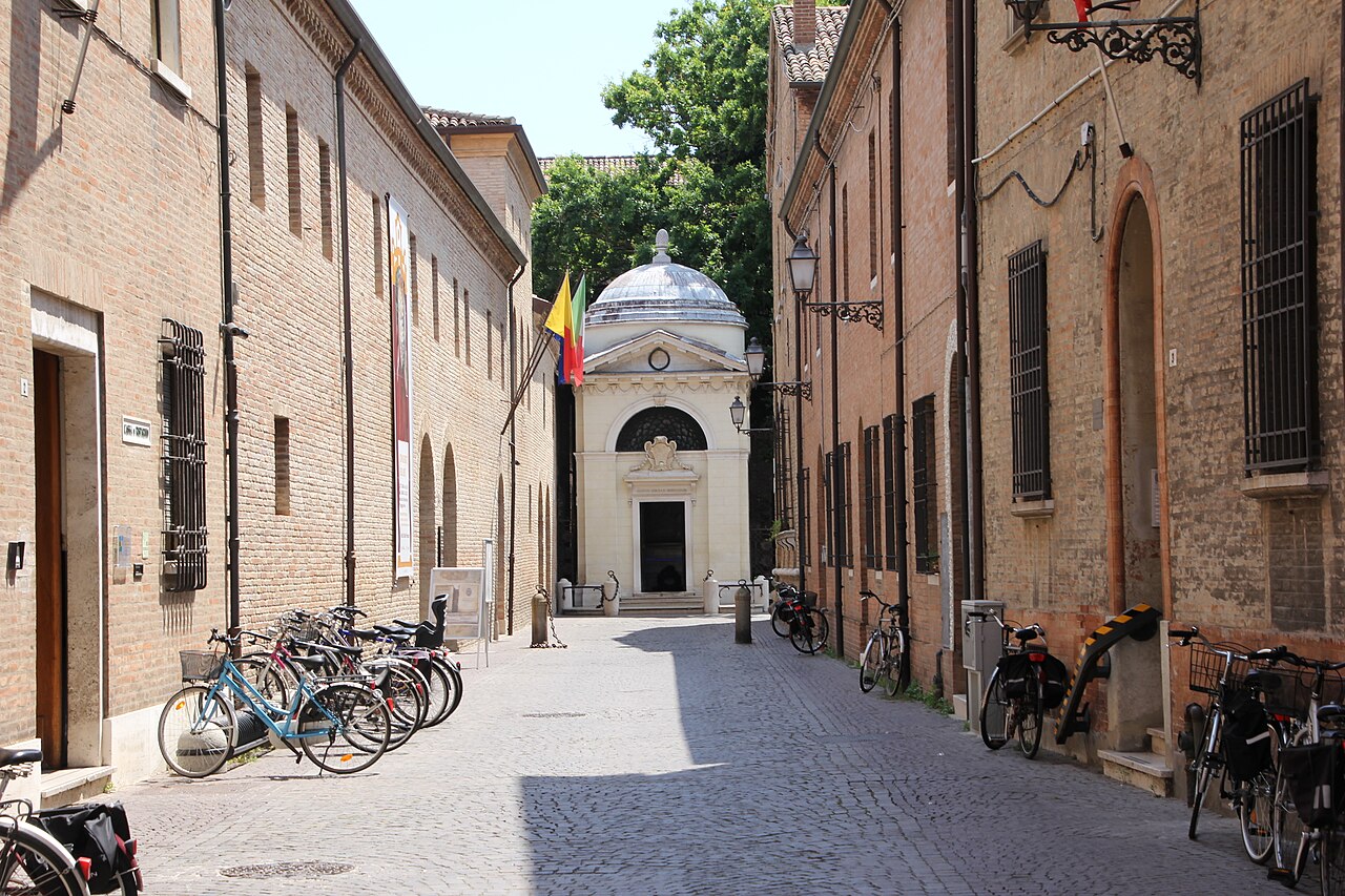 Dante sírja Ravennában, a San Francesco közelében